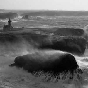 Phare des Poulains lors d une tempete