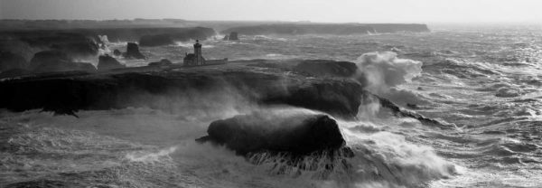 Phare des Poulains lors d une tempete