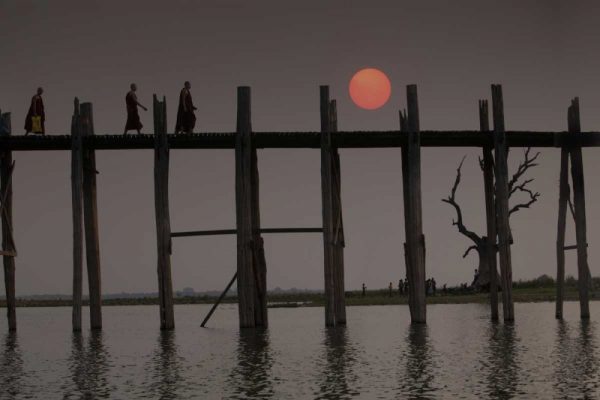 Myanmar, Amarapura Monks crossing U Bein Bridge